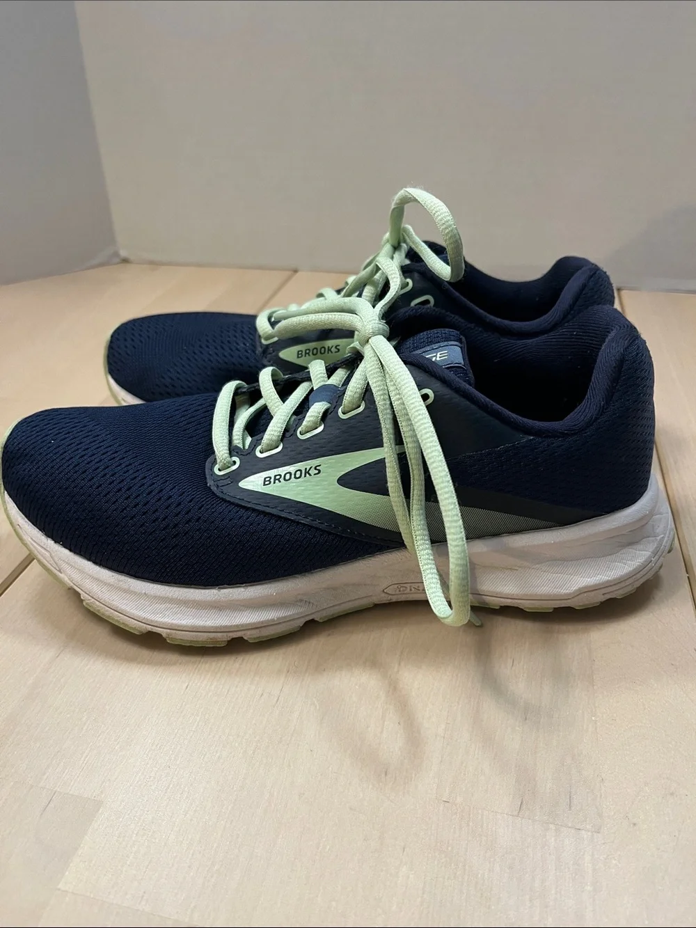 Brooks Navy Blue & Mint Green Sneakers Women’s 6.5 Medium